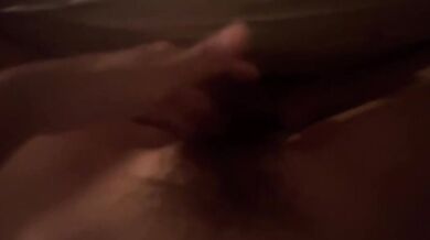 キルトの下でマンコを触る自撮り