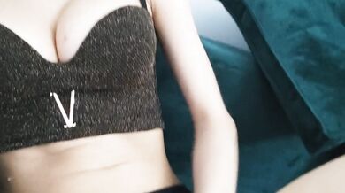巨乳高中妹子影片2假屌自慰