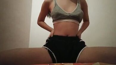 【枕頭自慰妹1】脫衣誘惑後露臉揉奶，最後隔著內褲自慰