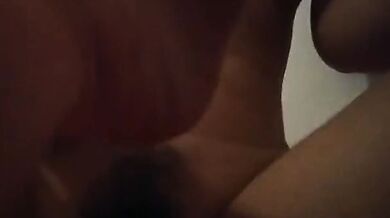 【枕オナニー娘2】上半身裸で下着越しにオナニーを始め、最後は脱いで膣内に直に手を挿入