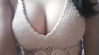 Cô gái ngực to tự sướng chỉ chụp ảnh ngực