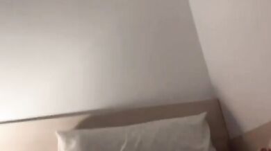 Con đĩ cắn quần lót và đi trên giường