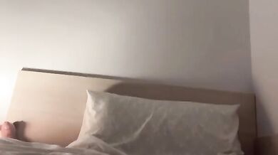 Con đĩ cắn quần lót và đi trên giường