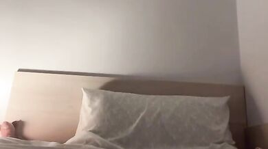 Con đĩ cắn quần lót và đi trên giường