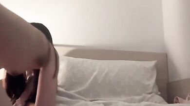 Con đĩ cắn quần lót và đi trên giường