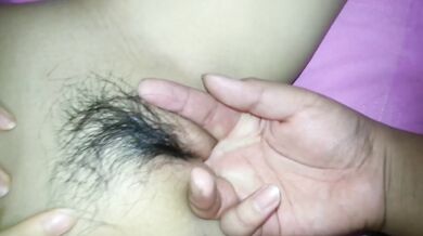 妹の白いオマンコを掘るのを手伝って