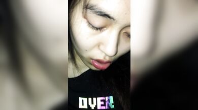 彼女は酔っている