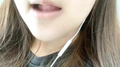 やや肉厚で巨乳の雌犬がマンコの首を絞めてオナニーし、胸を掴む