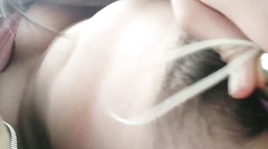 立ったままバイブレーターで遊ぶ肉付きの良い女の子