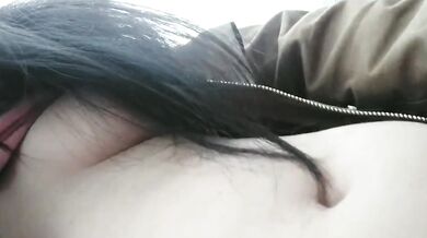 立ったままバイブレーターで遊ぶ肉付きの良い女の子