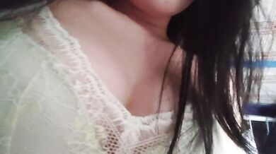 肉厚な女の子が寮でバイブでオナニー