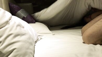 Ảnh tự sướng trong phòng khách sạn của cặp đôi trẻ bị rò rỉ