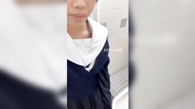 可愛制服高中妹妹廁所