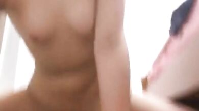 貧乳ビッチのフェラチオクリスタルコック乗馬馬