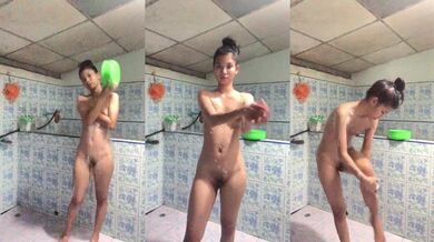 小さな胸を持つベトナムの美女がお風呂で自撮り